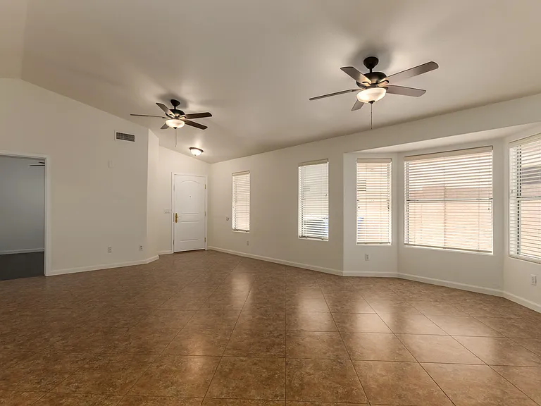 4634 E Grovers Ave — Photo 6