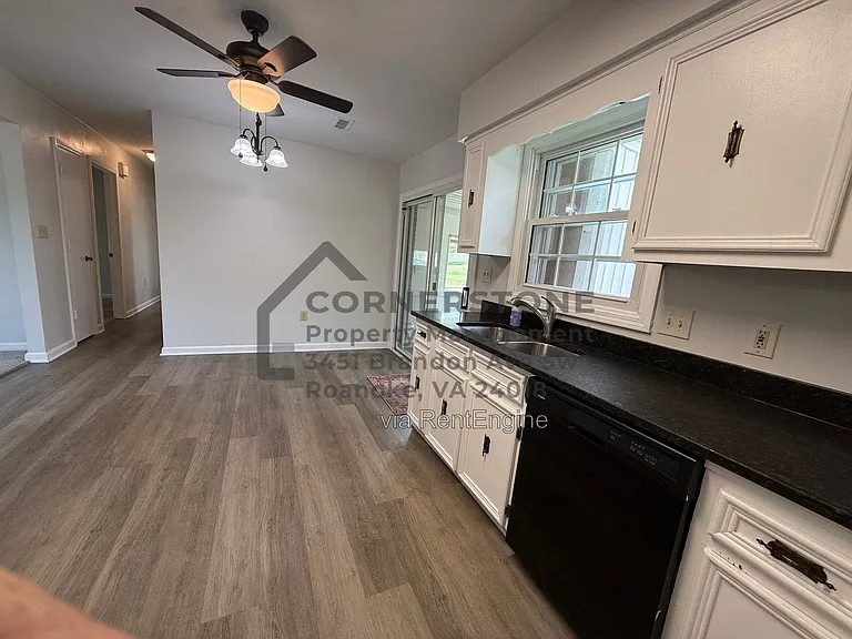 1103 Lakeview Pl — Photo 5