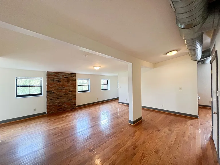 1411 Main St — Photo 4