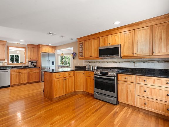 2nd image of 7 Cape Cod Ln