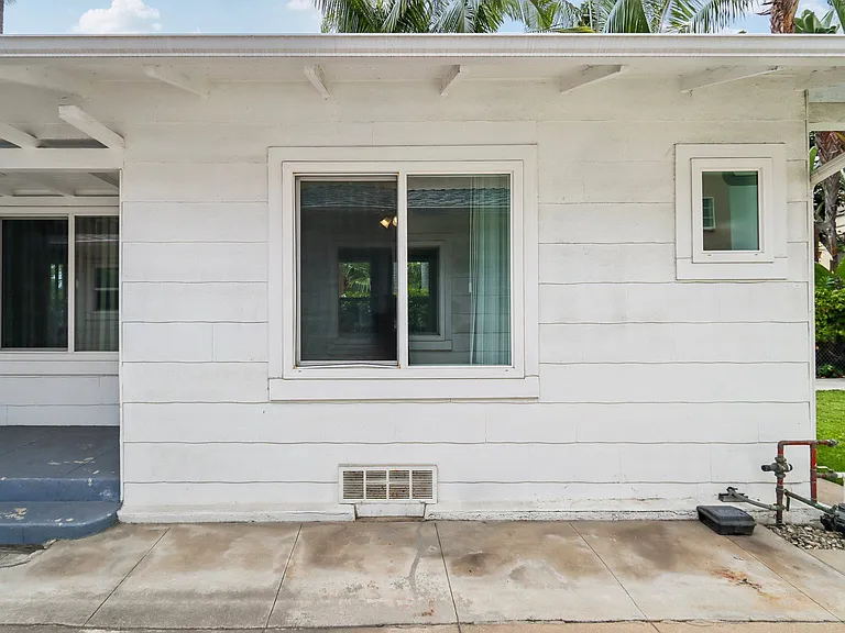 1145 E 1st St — Photo 27