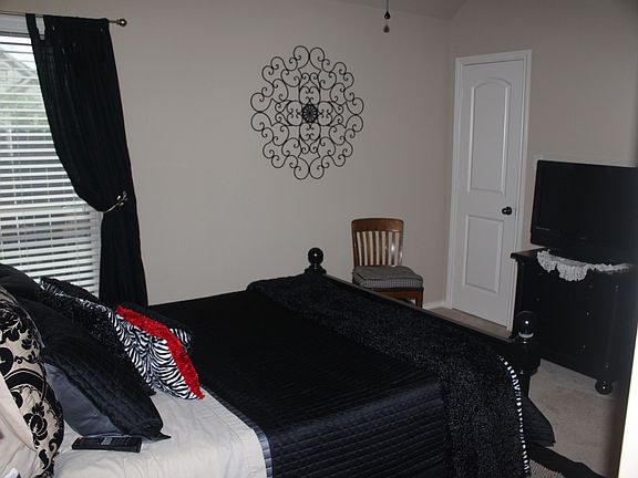 Guest Suite w/walk in closet