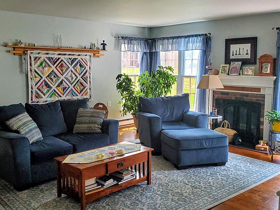 5th image of 69 Buckingham Drive N