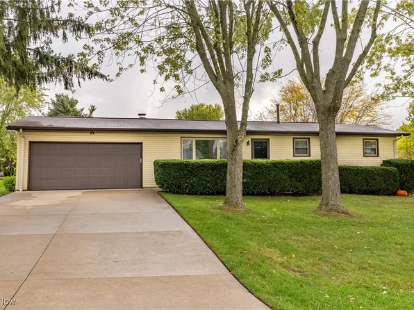 2882 Farmington Cir SW, Canton, OH 44706