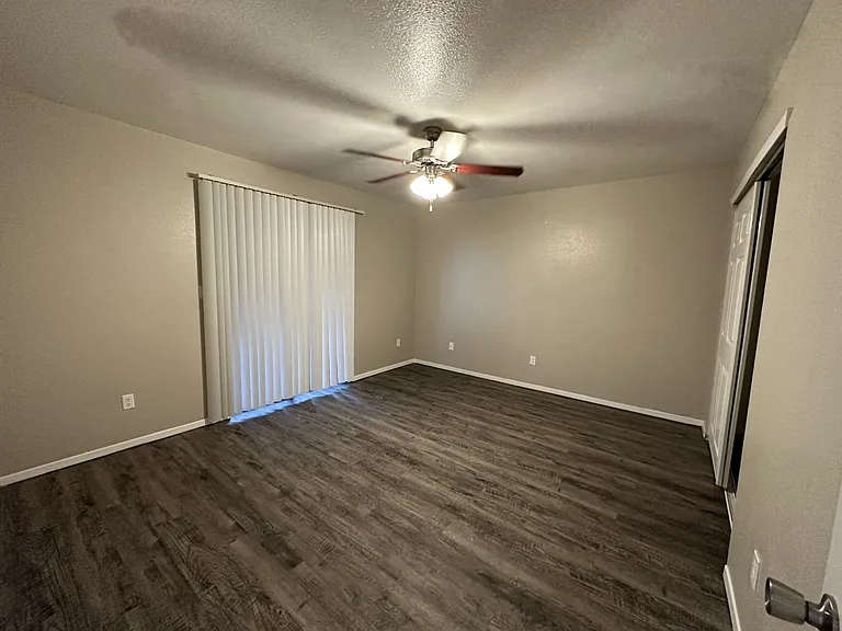 Sand Pebble Apartments — Photo 11