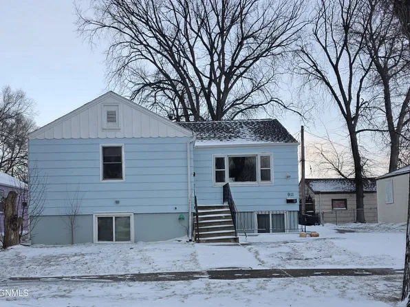 911 N 15th St, Bismarck, ND 58501