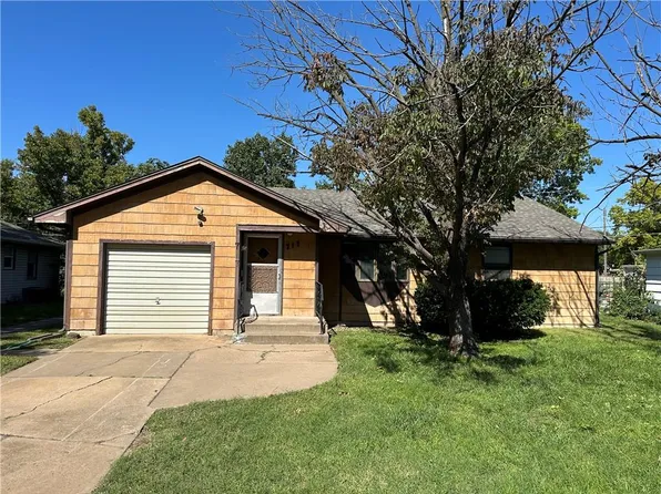 717 Morningside Dr, Salina, KS 67401