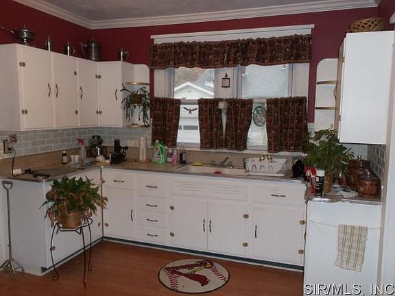 2nd image of 336 S Lincoln Blvd
