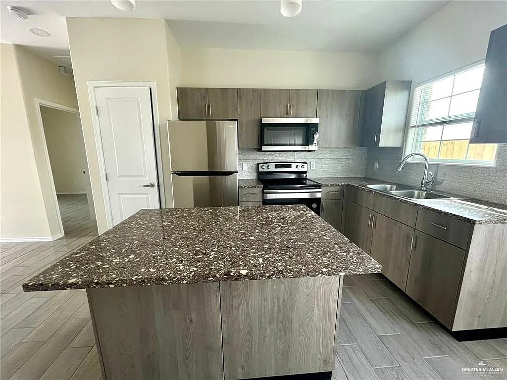 3 bed, 2.0 bath, 1050 sqft, $1,200 — Photo 3