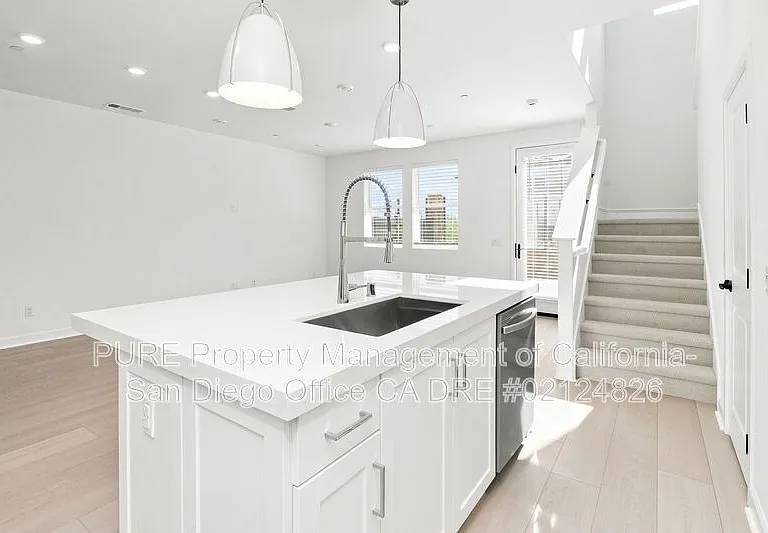 390 Baker St — Photo 6