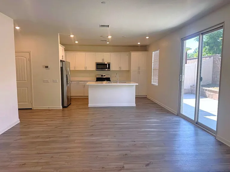 1014 W Buttercup Ln — Photo 5