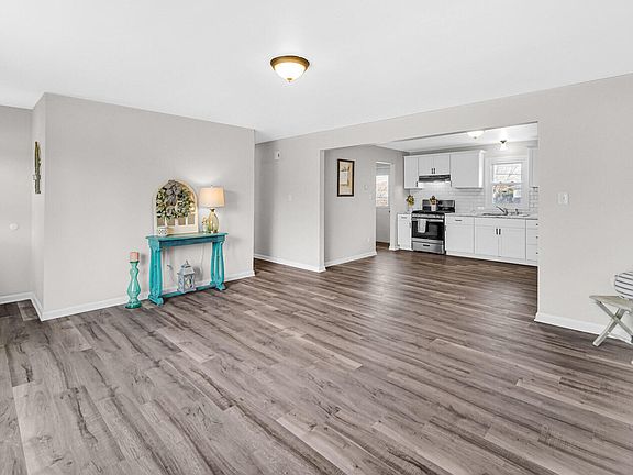 3rd image of 3185 Evelyn St