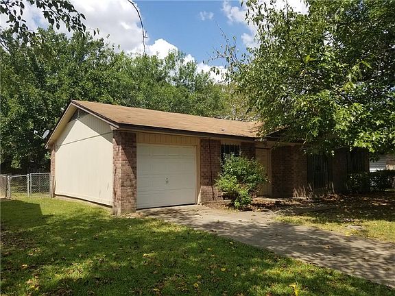 3rd image of 309 Pecan St