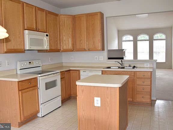 4th image of 296 Amber Cir
