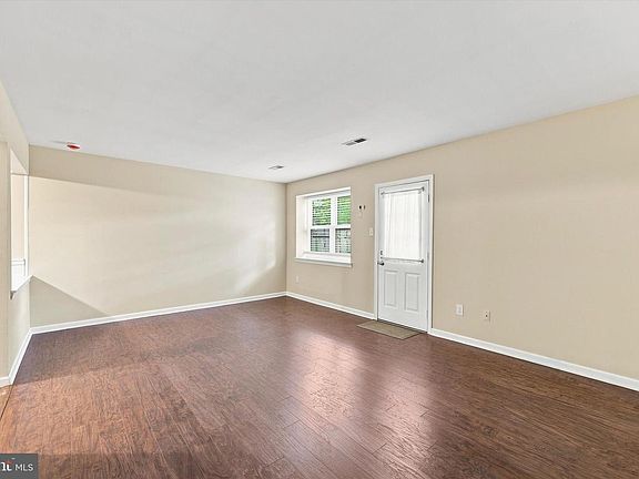 5th image of 909 Clover Pl