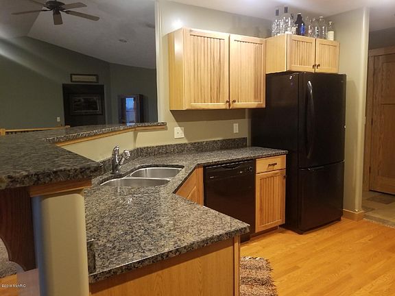3rd image of 1065 Circle Dr