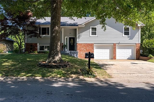 1st image of 300 SE Williamsburg Dr