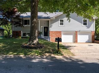 300 SE Williamsburg Dr, Blue Springs, MO 64014