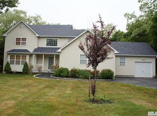 10 Emerald Ct, Moriches, NY 11955