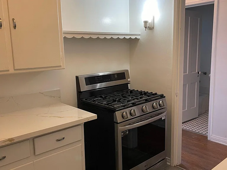 112 N Edgemont St — Photo 20