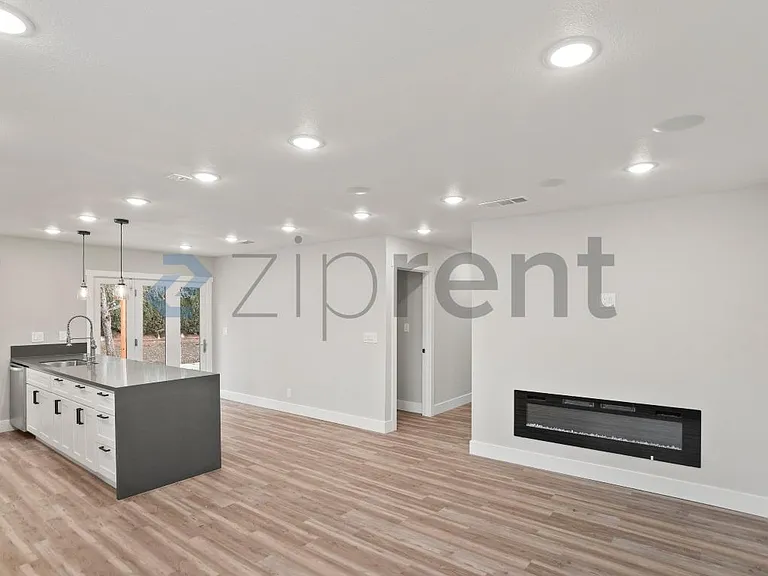 42740 Jefferson St — Photo 1