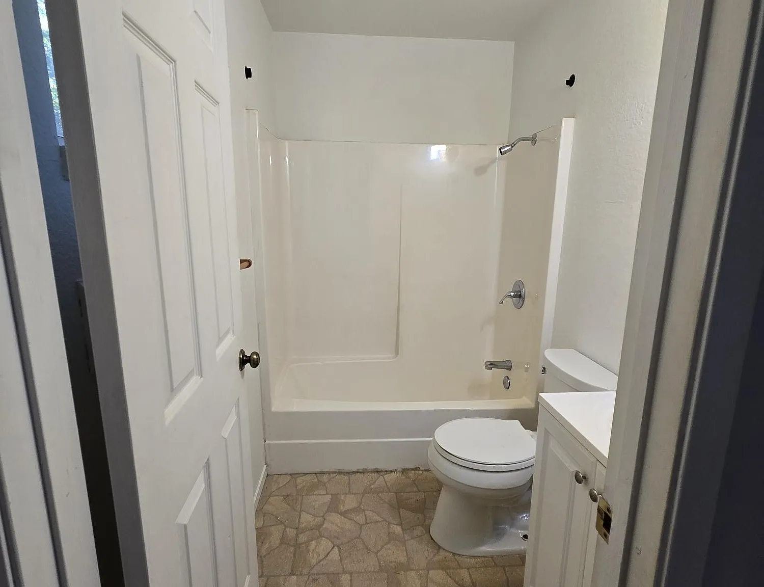 Studio, $850 — Photo 3