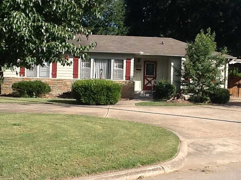 2nd image of 1303 Rebecca Ln
