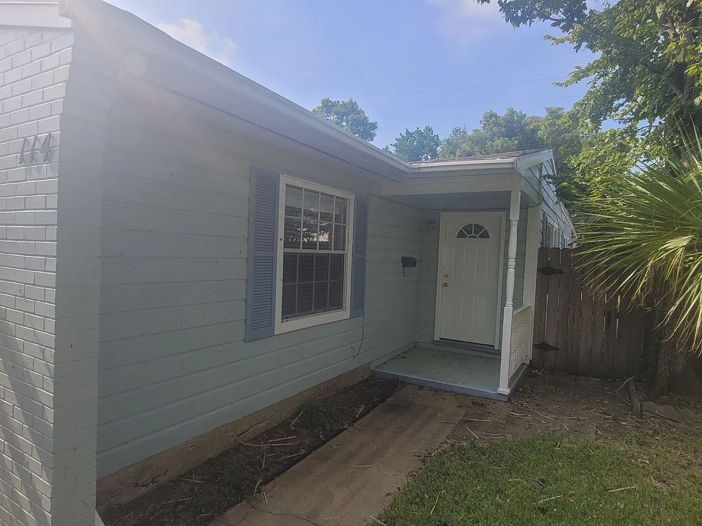 3 Bedroom + Bonus Room W/ 2 Full Baths - Fish Village — Photo 2