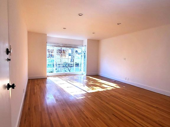 3rd image of 451 San Vicente Blvd
