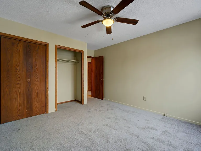 4320 36 1/2 St W — Photo 8