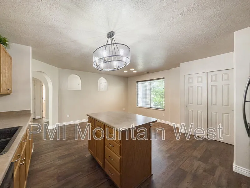 4 bed, 2.0 bath, 1794 sqft, $2,850 — Photo 4