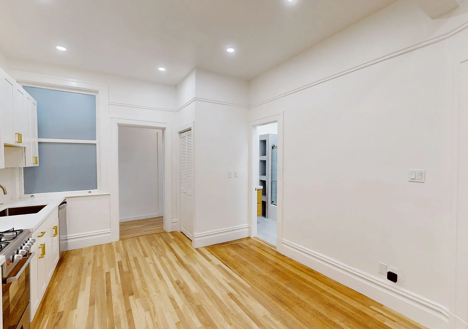 Newly Renovated 2 Bedroom/1 bathroom with Washer/Dryer in Unit — Photo 2