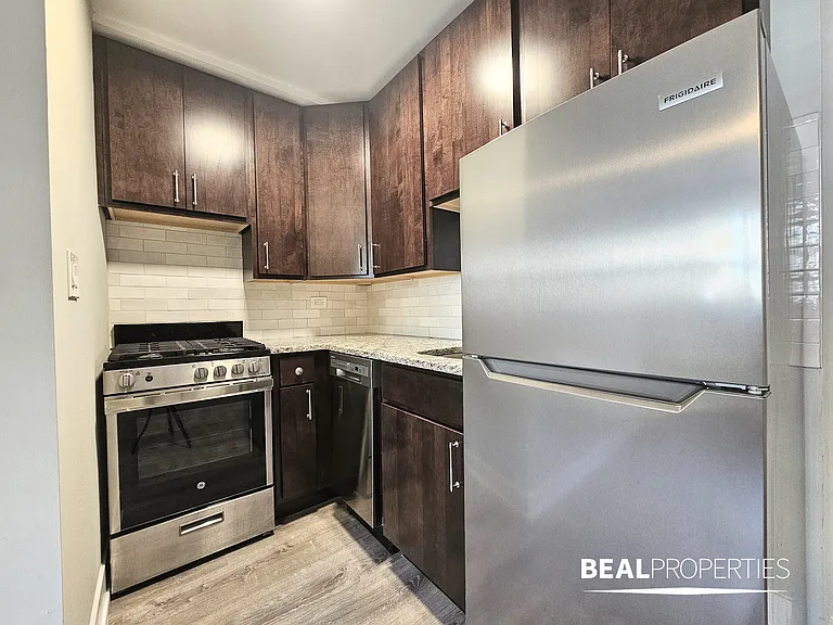445 W Barry — Photo 31