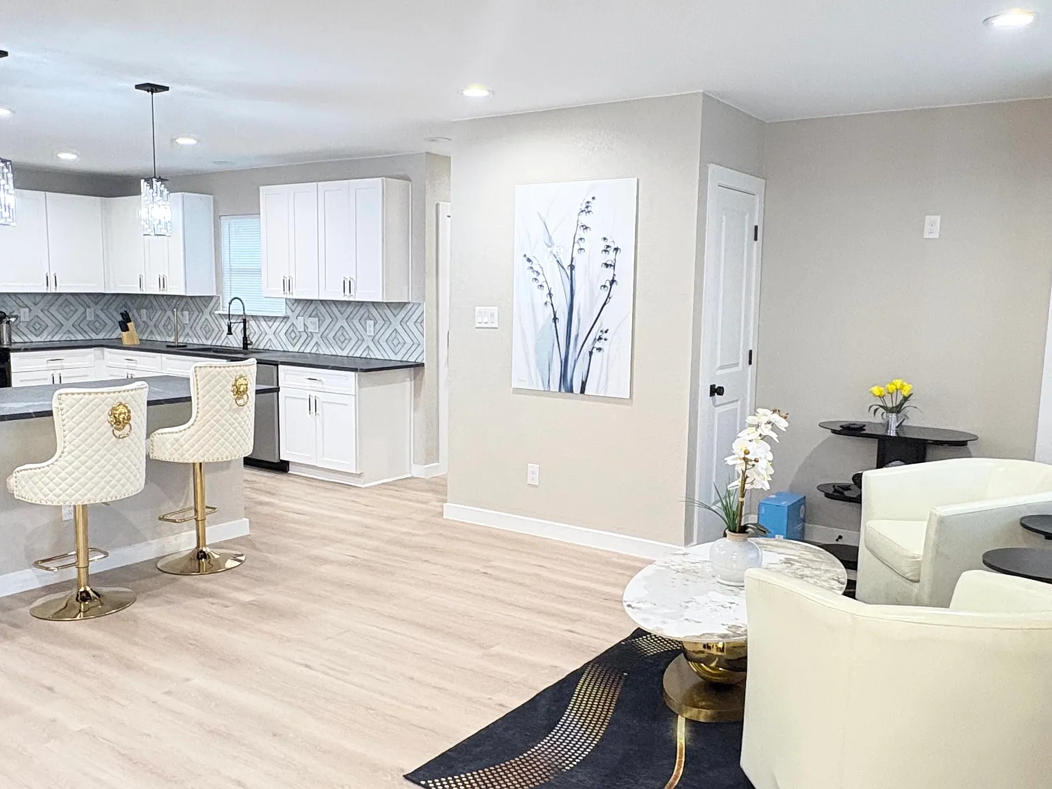 5 bed, 2100 sqft, $850 — Photo 2