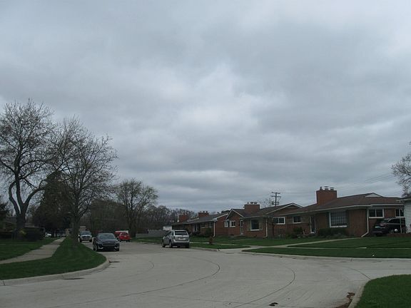 5th image of 8854 Roslyn St