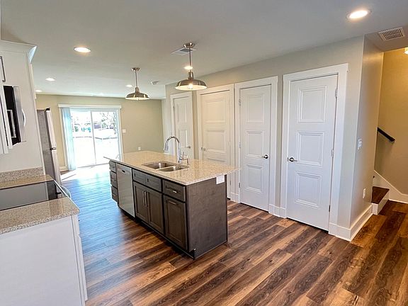 3rd image of 82 Saint James Ct