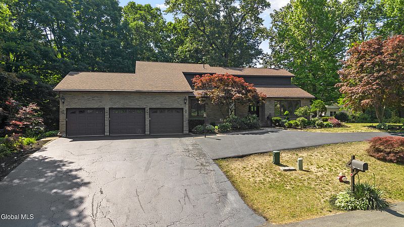2nd image of 34 Oaktree Lane