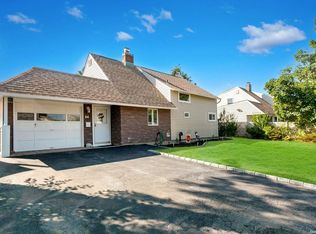 24 Scholar Ln, Levittown, NY 11756