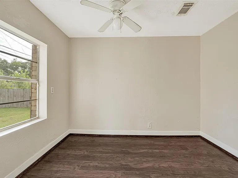 7526 Bywood St — Photo 10