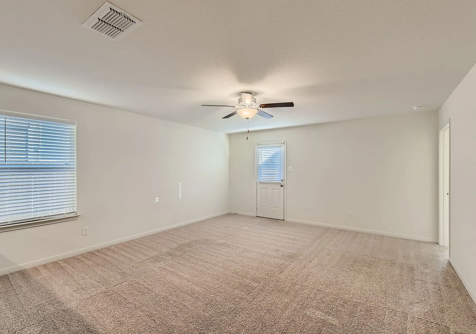 3 bedroom for rent on the far West Side! — Photo 2