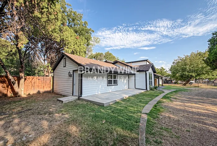 5 bed, 2.0 bath, 2248 sqft, $3,100 — Photo 2