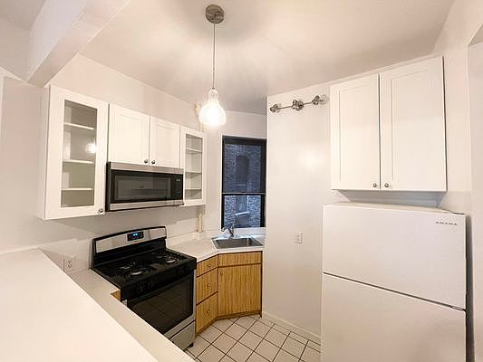 4th image of 413 E 90th St #5F