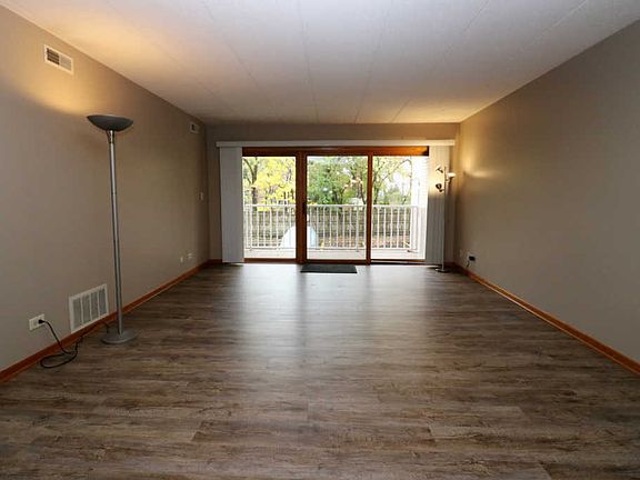 3rd image of 440 E Montrose Ave APT 104