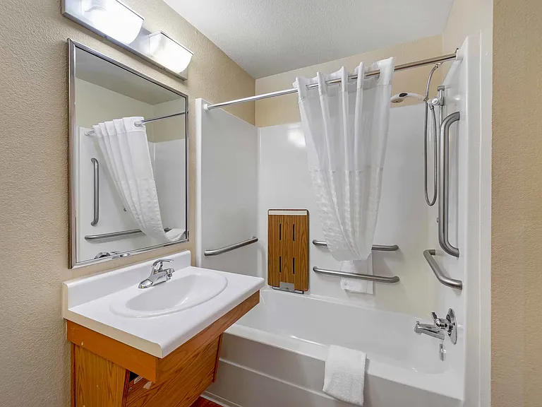 Deluxe Studio - 1 Full Bed
