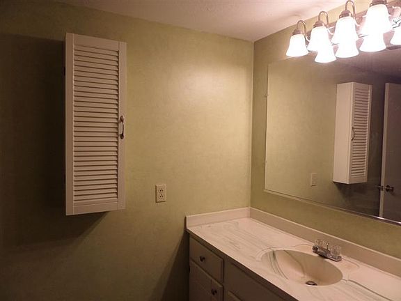 3rd image of 175 Malabu Dr APT 84