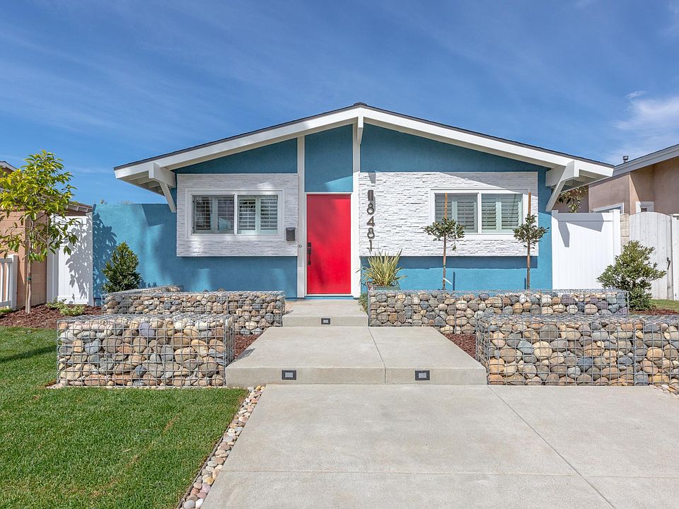 5 minute bike ride to the beach, with a million-dollar breez