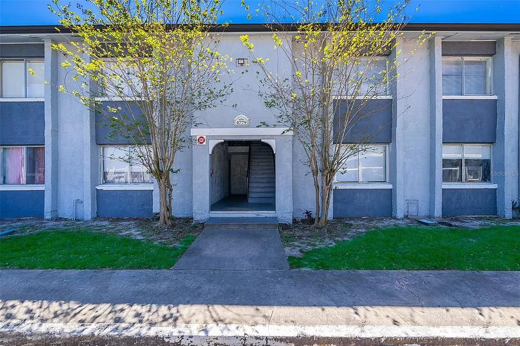 2 bed, 2.0 bath, 976 sqft, $1,375 — Photo 2