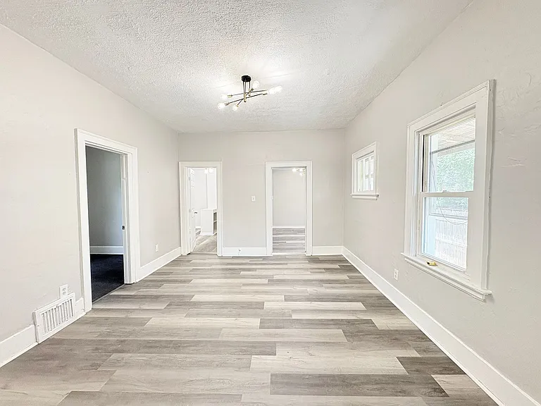 2817 N Erie St — Photo 3