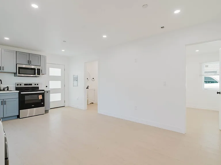 5654 1/4 Cartwright Ave — Photo 5