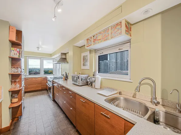 460 East 79th Street image 12 of 32